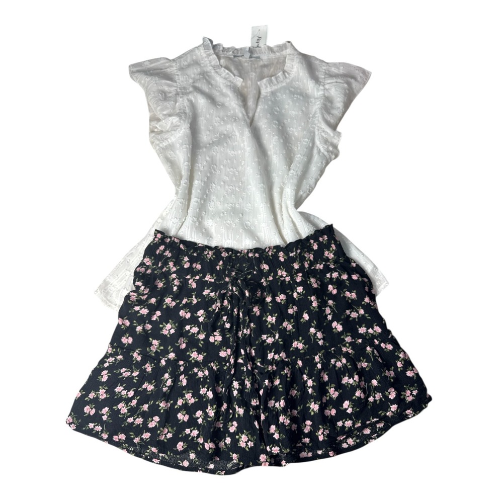 Papaya Eyelet Flutter Top NWT & Chic Black Floral Shorts L Summet Bundle